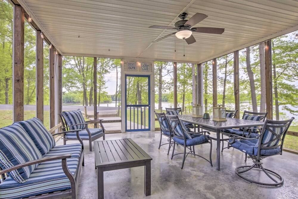 Stunning 180° Lake Views, Kerr Lake Retreat - Henderson - Innenhof