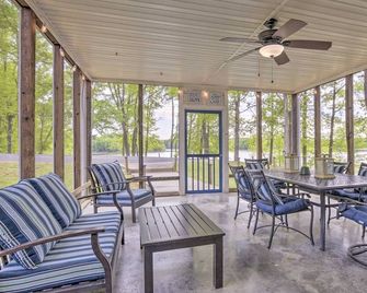 Stunning 180° Lake Views, Kerr Lake Retreat - Henderson - Innenhof