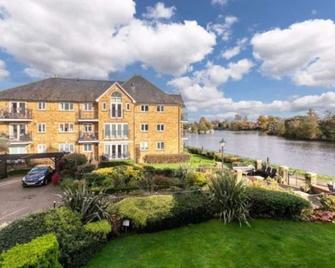 Beautiful Penthouse Apartment - Walton-on-Thames - Building