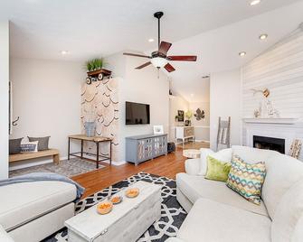 Med To Long Term Ranch Rental - Carmel - Living room