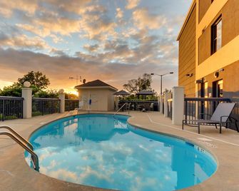 Fairfield by Marriott Inn & Suites Southport - Southport - Pool