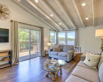Waterfront Vacation Home on Logan Martin Lake! - Talladega - Living room