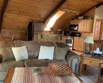 Enjoy the county life with great views and a very peaceful setting. - Viroqua - Sala de estar