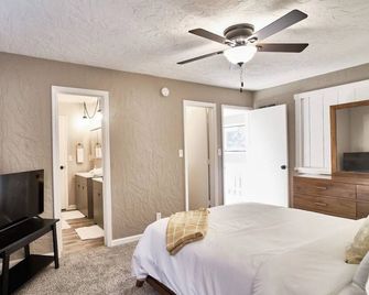 Fishers 3Bedroom Fun Stay w/ Game Room - Fishers - Bedroom