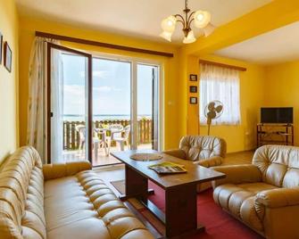 Panorama by Interhome - Balatongyörök - Sala de estar