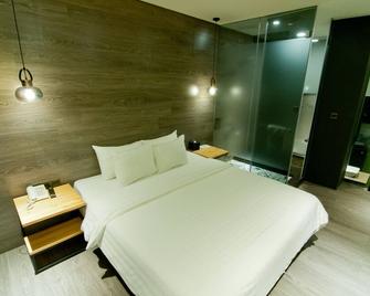 Huwei Hotel - Huwei Township - Bedroom