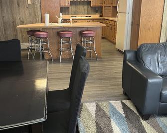 Roomy lakefront cabin near the trails - Mercer - Sala de estar