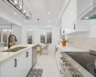 Luxury Whitby 4br, Near Restaurants - Family, Pool Table, Parking! - Whitby - Kitchen