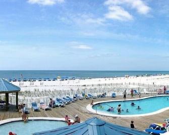 Sugar Beach 138: 1br/1ba beach side efficiency in Orange Beach, Sleeps 4 - Orange Beach - Pool