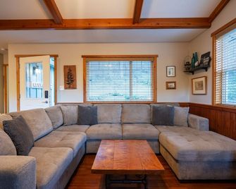 Cozy Cabin Getaway. Fireplace, king bed, hot tub, Pet OK. - Victoria - Living room