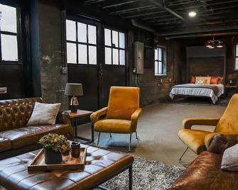 Unique Downtown Studio with an Industrial Vibe - Shelbyville - Lounge