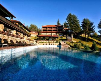 極光水療渡假酒店 - 貝羅沃 - 比偌沃 - 游泳池