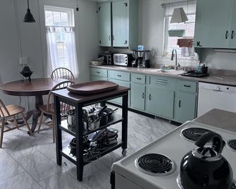 Charming, updated 3 bedroom farmhouse farm stay. - Williamsburg - Küche