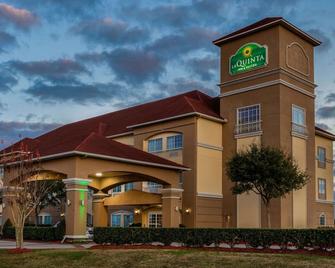 La Quinta Inn & Suites by Wyndham Angleton - Angleton - Будівля