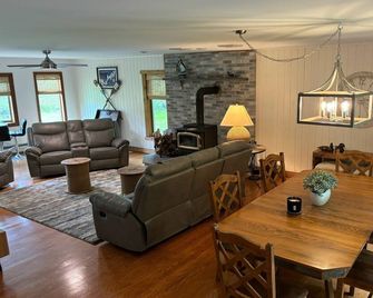 Lake Wallenpaupack, PA 4 Bedroom 4 Bath with ponds and fishing - Hawley - Jídelna