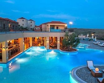 Varos Village Boutique Hotel - Város - Piscina