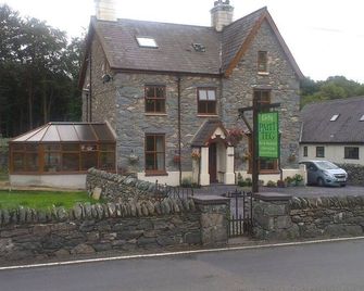 Side Room is a Double/Twin with a private bathroom - Bangor - Edificio