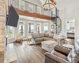 Reel N Rest In Hackberry La ! Waterfront Home With Beautiful Views . - Hackberry - Living room