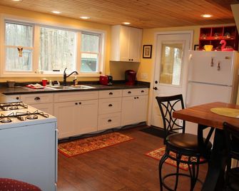 Sugar Maple Chalet - Dansville - Kitchen