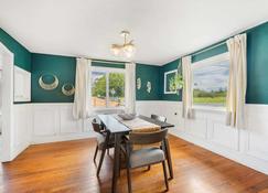 Charming Family-Friendly 2 Bedroom 1 Bathroom Retreat Near Astoria & Beach - Warrenton - Eetruimte