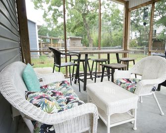 Pet-friendly, fully-fenced yard, minutes to beach - Oak Island - Patio
