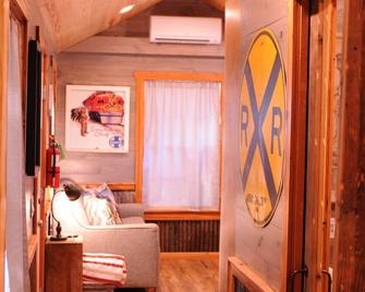 Cozy Cabin near the Comal River-Cabin #5- Railroad Theme. Walk to Wurstfest - New Braunfels - Living room