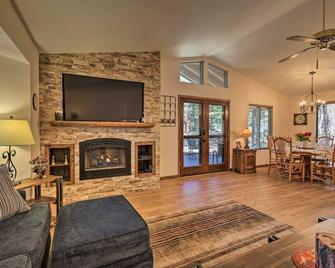 Munds Park Mountain Getaway: Hike, Golf & Unwind! - Munds Park - Living room