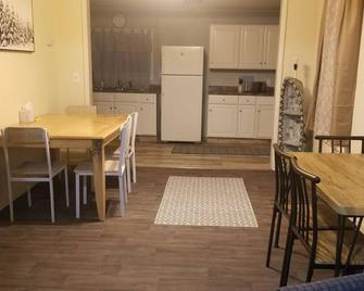 Centrally located to the Eastern Upper Peninsulas finest tourist attractions! - Newberry - Dining room