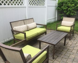 Lovely 4 Bedroom, 2 Bathroom Condo. Walking distance to all that is Portsmouth. - Portsmouth - Innenhof