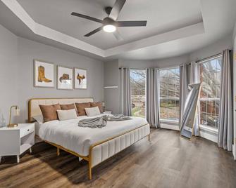 Heated Pool Pooltable Hottub Sleeps 16 Renovated - McKinney - Bedroom