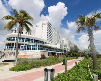 Castle 828 Oceanfront view with balcony, pool, tennis, beach access and free parking! - Miami Beach - Building