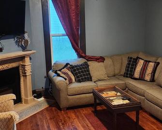 A real charmer built in 1915 , pet friendly , located next to Mark Twain lake. - Perry - Sala de estar