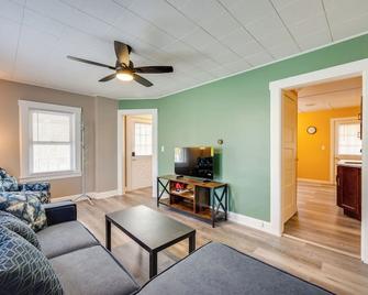 Easthampton Vacation Rental - Walk to Breweries! - Easthampton - Sala de estar