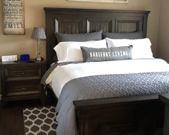 299 is 5 minutes from dam, with boat launch and tritoon boat for rent. - Jasper - Bedroom