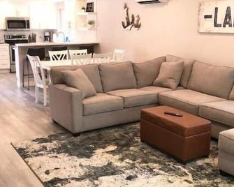 Completely remodeled home within walking distance to the lake! - Clear Lake - Wohnzimmer