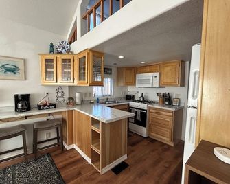 Modern Ocean Cabin 27 Stylish Kitchen & Jacuzzi - Smith River - Kitchen
