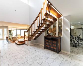 Spacious 5-bedroom house in charming Bay Shore with AC, WiFi - Bay Shore - Lobby