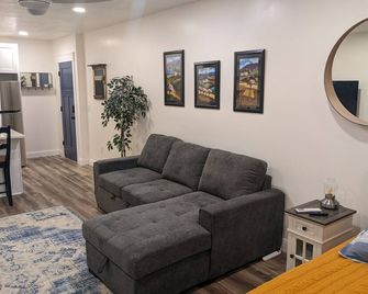 Serene Riverton Studio / Mountain Views / Hot Tub / 22mi to SLC & Ski Resorts - Riverton - Sala de estar