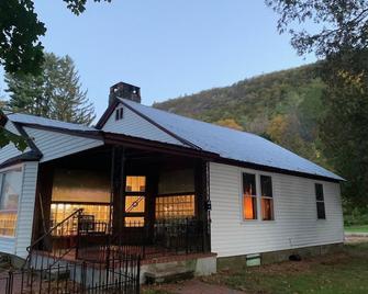 Adirondack Bungalow Getaway - Warrensburg - Edificio