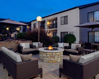 Courtyard by Marriott Pittsburgh Airport - Coraopolis - Патіо