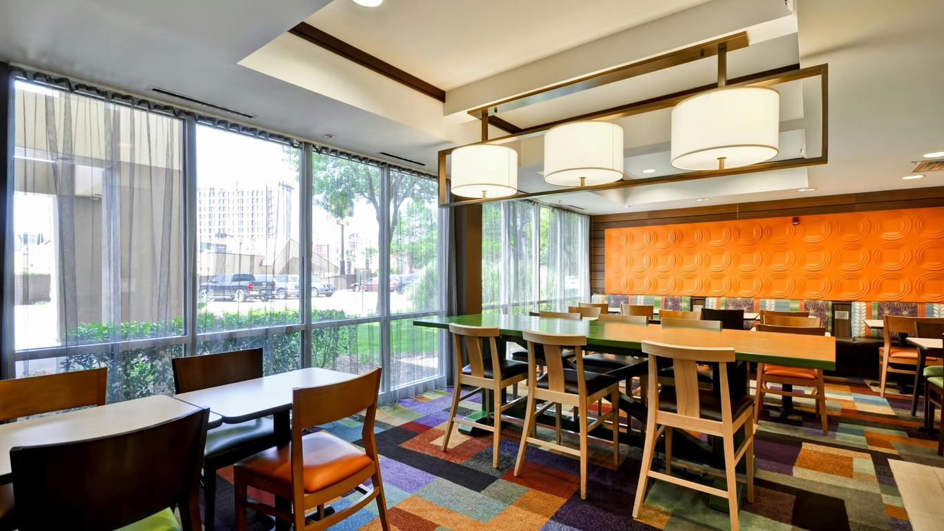 Fairfield Inn & Suites Dallas Medical/Market Center