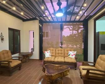 Aves del Paraiso. Tranquil newly-built home with Private pool and Beach access. - Sonsonate - Sala de estar