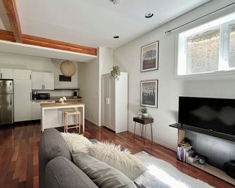 Modern Mountain Studio with Firepit - 4.9 Stars / 102 Reviews on Other Platform - Nelson