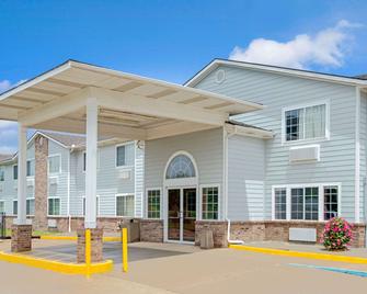 Super 8 by Wyndham Riverside/Kansas City - Riverside - Building