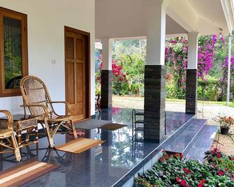 Flower Valley Plantation Homestay - Munnar - Patio
