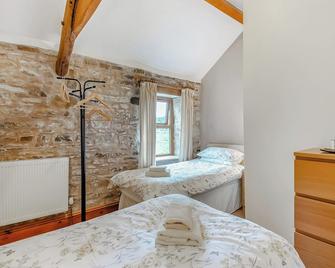 Stone built barn conversion with cosy living spaces and stunning fell views. - Alston - Bedroom