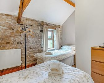 Stone built barn conversion with cosy living spaces and stunning fell views. - Alston - Ložnice