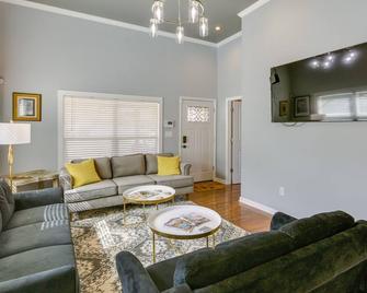 Inviting Quincy Cottage Walk to Historic Downtown - Quincy