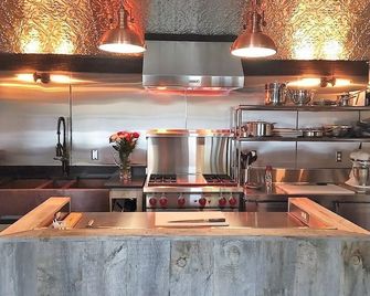 Sea Street Inn - היאניס - מטבח