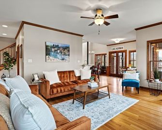 Lake Norman Waterfront Home with Panoramic Views - Mooresville - Huiskamer